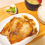 🍳\ 夜ごはん𓌉◯𓇋 /𖧧.｡.Menu⚪︎生姜焼き⚪︎キャベツのソース炒め⚪︎小松菜とキノコの麺つゆ煮⚪︎わかめの味噌汁漬け込まないで焼いてから調味料を絡&hellip;のInstagram画像