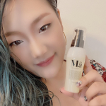 &nabla;最近雨が多いから凄い活躍してくれる🥰✨娘と使ってるからすぐ無くなっちゃいそう🥺リピートの予感🤍🤍🤍髪に塗った後手に残ったオイルは手とくるぶしにそのまま塗ってるよー🐴✨&hellip;のInstagram画像