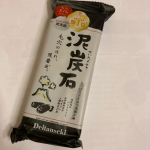 【泥炭石】お試しさせていただきました！その名の通り「泥」と「炭」の石けん。パッケージ裏には「さっぱり感としっとり感のバランスが特徴の泥炭石。微粉末の炭が、余分な皮脂汚れ&hellip;のInstagram画像