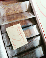 大好きなコロンバン😋しかも大好きなパイだよ✨３つの味が入ってる🙆&zwj;♀️プレーン&hearts;️アーモンド&hearts;️チョコレート&hearts;️私は食べる前はプレーンが気に入ると思ったら、食べたらチョ&hellip;のInstagram画像