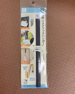 車に乗った時、旦那とわたし2人が同じとこにマスクを引っ掛けるのでわたしが掛けれるところないかなーと思っていました。車は今車検中で代車なので早速使えないのがザンネン💦ベビーカーにつけてお出か&hellip;のInstagram画像