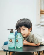 シャンプーはいつも4.5種類お風呂場に置いてその時の気分で使ってますが季節の変わり目だからかほぼ全て無くなり入れ替え期です！.去年の梅雨の時期に使っていたフラガールさん再来＼(&hellip;のInstagram画像