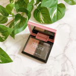 𓅯𓂃𓂂𓏸⁡⁡花をよそおう。香りより添う。⁡⁡ドゥーナチュラルのブルーミングチーク、色味はベージュを使ってみました👏⁡⁡⁡めっちゃ可愛いパッケージをあけるとほのか&hellip;のInstagram画像