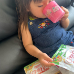 背の小さい娘。検診で成長が緩やかだと指摘されたことも、早生まれで保育園入ったばかりの頃は遅生まれの子と比べて何もでけへんやんかーと思ったことも。偏食も相変わらず多いし、アスミール飲みま&hellip;のInstagram画像