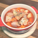 今夜はお１人ごはんだけどチキントマトシチュー作った。リスのボール＆コランダーで作ったら準備からテーブルまでたったの15分、鍋もコンロも使わないのに美味しいー！レシピは超簡単。カットした野菜&hellip;のInstagram画像
