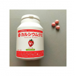 カルシウムグミV+　いちご味🍓子供が食べ続けられるかは個人差があるみたい。次男は外側のコーティング部分の味が苦手で続かず。「栄養がたくさん入ってるよ」が納得できたら続きそうです。&hellip;のInstagram画像