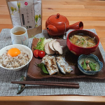 .和食や和菓に合わせて、くろもじ茶くろもじは、菓子楊枝の素材として知られているクスノキ科の日本原産の香木で、緑の樹皮に黒い斑点があり、その様子が文字に見えることから「黒文字(くろもじ)」と呼ばれ&hellip;のInstagram画像