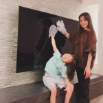 お手伝いが大好きな次女😘⁡今日は親子でお揃いの⁡FamiKaji @famikaji_alphax のお掃除ミトンを使って✨⁡家具の隙間や配線コード・TVの画面やリモコ&hellip;のInstagram画像