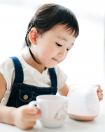2枚目が飲まなきゃやってらんないの顔。わたしそっくり😇飲んでるのはこないだもPOSTしたこども青汁。真似っこしたがりの娘が、旦那さんがプロテインしゃかしゃかして飲むのを真似した&hellip;のInstagram画像