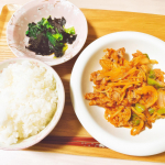 🍳\ 夜ごはん𓌉◯𓇋 /𖧧.｡.Menu⚪︎豚肉のナポリタン風⚪︎小松菜とほうれん草の海苔和えケチャップと粉チーズでナポリタン風の炒め物🐖⋆︎*貧血気味なの&hellip;のInstagram画像