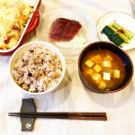 娘が赤いご飯がいい！！というと雑穀ご飯にします！！黒米を入れると赤い色のご飯ににりますよー！！いつもと違う会社のを使ってみました！！夫が大きな豆入っているね！！&hellip;のInstagram画像