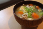 美味しい豚汁は『ごぼうだしの素』で決まり👌✨・焙煎した国産ごぼうと枕崎製造のかつお節を使用した風味豊かなだしの素・ごぼう茶で有名なあじかんとのコラボ商品・サッと溶ける細粒タイプ写真1枚目は&hellip;のInstagram画像