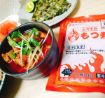 昨日の#晩ごはんメインを作る元気が沸かなかったので湧いたお湯で10分間温めるだけでいい#ジャン辛もつ煮　をメインに😆❤️頼れる存在☺️✨スープだけ見るとめちゃくちゃ辛そうなんだけど&hellip;のInstagram画像