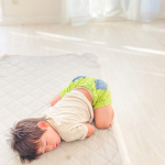 すごい体勢。。笑すやすや眠っていて気持ちよさそう♡ #雲のやすらぎプレミアム #マットレス #睡眠 #夏のすやフォトコンテスト　#monipla #itty_fanのInstagram画像