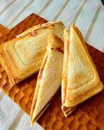 以前からホットサンドメーカーを探していた所、タイミング良く今回お試しいただける事になりました🙆&zwj;♀️🙏✨サンドの中身は卵とハムとチーズとケチャップで！定番だけど美味しかった😘✨&hellip;のInstagram画像