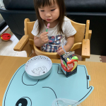 ぞーうさんぞーさんと歌いながら着席。お皿におやつ🍘🍭入れようとしたらぞうさんが見えなくなるから嫌！と拒否。可愛さ満点💯汚れの落ちやすさ、使いやすさなどは使いながらみていきたいとおもいま&hellip;のInstagram画像