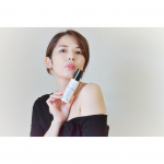 山田養蜂場のマヌカハニーエッセンスジェルをお試しさせていだきました。プッシュタイプのボトルで、ジェルが適量でてきます。すごく伸びが良いのでベタつくことなく朝のメイク前にもぴったりでした🙋&hellip;のInstagram画像