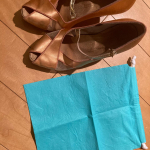 ダンスシューズをいつもシューズを買ったときについてきた袋になんとなーくいれていましたが、このたび、Ｄｅｗ使用の「抗菌」「防カビ」「消臭」「抗ウィルス」対策の不織布巾着に変えました👠 なぜにこの&hellip;のInstagram画像