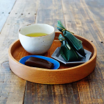 ..葉山日影茶屋さんのれんこん餅。れんこんから採れる希少なでん粉を和三盆と黒糖で練り合わせた水菓子。.もちっとした食感、つるっとした喉越し、黒糖の優しい甘味、とっても上品な味でした。子供達&hellip;のInstagram画像