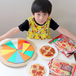 ピタゴラスと一緒にピザパーティー🍕ごはんあんまり食べないのにおやつはよく食べる😂帰ってきて突然「おなかすいたんだけどパンない？」って言われてありませんけど？？😑って思ったけ&hellip;のInstagram画像