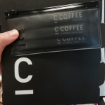 1届いた外装はこんな感じ2内容についてはこちら3コップに出すと微粒で、、、黒い！4お湯を注いでも黒い！炭？がコップの壁面につく〜5飲み終わっても炭がついてる感じ味はとっても濃い&hellip;のInstagram画像
