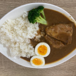 一箱1080円する高級レトルトカレーを食べました🍛😋【五島の鯛で出汁をとったプレミアムな高級カレー】袋からカレーをだすとゴロッと大きいお肉がでてきます♡♡お肉が大きくて高級感が&hellip;のInstagram画像