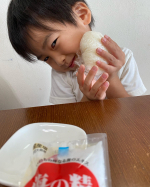 おにぎりにぎにぎ。上手にできたよ🎵ピクニックに持っていく、おにぎり作ってます。海の精のお塩を使わせて頂きました✨✨実は、塩はなんでもいいかなと思ってたわたし。食べて&hellip;のInstagram画像