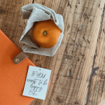 .みつろうラップキット🍊アイロンとクッキングペーパーで10分でできちゃう。▫️繰り返し使えてエコ▫️抗菌・保湿性あり▫️オーガニックコットンで自然由来ラッピング用途&hellip;のInstagram画像