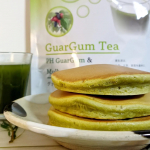 グァー豆茶入りのホットケーキ🥞🍴🍵お茶はお水で作りました。クセ控えの大麦若葉粉末が苦手な家族も普通の顔して飲んでいて「飲みにくくない？」って訊ねても「いや美味しいよ」と答えるくらいなので、かなり&hellip;のInstagram画像