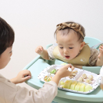 ..お気に入りプレートでごはんTime 𓌉◯𓇋 &lrm;お兄ちゃんも食べさせるお手伝いをよくしてくれます☺️🤍ゆいちゃんのお気に入りはオクラメロン梨ぶどう🤣💗ほぼ&hellip;のInstagram画像