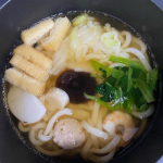 なべやき屋キンレイの鍋焼きうどんで、なんちゃってキャンプ（小ベランダで小ベランピング）しました😆下にはスープの層、中段は麺、上には具がまとまったまま冷凍されてる。なるほど、よくできてる🥺パッケ&hellip;のInstagram画像