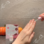 毎日の家事に加えて手を洗ったり消毒する機会が増えて⁡手だけじゃなくて爪の乾燥も気になる〜💅⁡そこで見つけた⁡簡単に続けられるシンプルケア✨⁡華やかなローズの香り&hellip;のInstagram画像