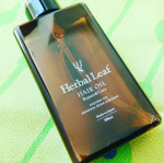 こんにちは😃ハーバルリーフヘアオイルを試しています。オーガニックなのがうれしいですし香りも爽やか。ナチュラルで使いやすいパッケージ！少量でも伸びが良くて髪の毛にかなり浸透してくれます。また、液だれしな&hellip;のInstagram画像