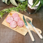 今日のお昼はチロルソーセージ💕牛赤身をベースにした生地に、豚赤身肉を練り込み、爽やかな刺激のグリーンペッパーをアクセントに仕上げたソーセージだよ🌈軽く焼いてその上から私はペ&hellip;のInstagram画像