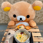 大リラさんとお外でごはん☻キンレイのお水がいらない鍋焼きうどん！#リラックマ #rilakkuma #리락쿠마⠀#コリラックマ #korilakkuma #코리락쿠마⠀#ぬいぐるみ #&hellip;のInstagram画像