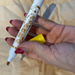 ジッパーがかたまっちゃった！ここ、ここ一か所だけ直したいのよ、といったときに、ちょちょちょっと塗るだけで、ジッパーがしゅるしゅる動き出す魔法のペン、発見。ペン型なのが手指を汚さず、周囲を汚&hellip;のInstagram画像