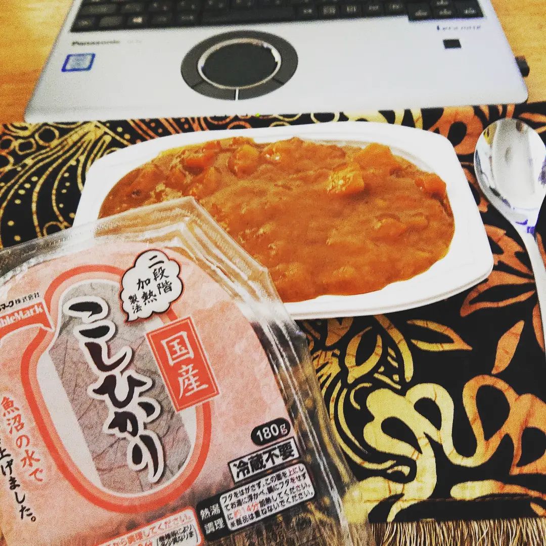口コミ投稿：自宅で仕事しながらの#ランチ はパックご飯とレトルトカレーwパックご飯の上にレトル…