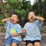 .前髪切りました✂️どんどん短くなっていく。。。( *&acute;艸)...二人で「ペロペロ」「ごくごく」って喋りながらなんだか楽しそう🎵そんな双子が持っているのは、&hellip;のInstagram画像