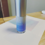 QUEIのカラーチェンジファンデーション♡最初出した時は真っ白でえっ！？と思ってしまいましたが、笑肌に馴染ますとみるみる内に自分の肌色に変わって行ってすごーって👏感動☺️♡カバー力は、自分のシ&hellip;のInstagram画像