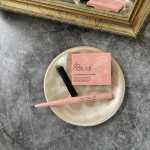 ・今日の目元。愛用のドゥーナチュラルコスメ。コーディネートアイカラーとあわせたのは、透明感のあるネイビーカラーのアイライナー。ライナーはパキッと発色というより、ふんわりニュアンスかな。や&hellip;のInstagram画像