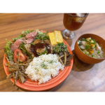 ..今日はピーマンの肉詰めがメインのごはん。洗い物減らすためにワンプレートにしたらてんこ盛りになったwオシャレになんて盛り付けられない&larr;..☑︎ごはん☑︎豚汁☑&hellip;のInstagram画像