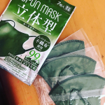 SPUNMASKさんの立体型マスクのカーキを試しました♡最初届いた時はこの色私着けれるか？と思ったけど全然馴染むいいカラーだった！！！😄サイズも大きすぎないので女性には丁度いい感じ😌&hellip;のInstagram画像