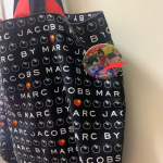 娘の保育園の荷物入れて園の廊下にかけているバッグ。保育園の廊下のフックにぶら下げてるんですが、みんなのバッジをつけてみました。こちらのバッジに娘の名前入れてしまい、消してます💦娘の&hellip;のInstagram画像