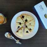 [おうちごはん]ジンジャーチョコレートケーキ我が家には、チョコレートケーキには生姜を入れています。そうすると、すごくリッチで香り高いケーキになります。rivsaltの#すりおろしスパイスセット&hellip;のInstagram画像
