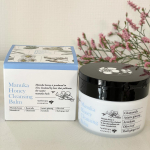 山田養蜂場のマヌカハニークレンジングバームをお試し🍯箱もケースもとてもお洒落🐝そして香りは蜂蜜のような、ハーブのようなとても癒される香りです💕お肌に乗せると体温であっという間に溶けて、すべすべ&hellip;のInstagram画像