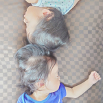 先月次男をリビングに寝せてたらいつの間にか長男も一緒に寝ちゃってたの👶👦💤おもちゃの取り合いもするけどなんだかんだ仲良し😊✨　@kumoyasu_official#雲のやすらぎプレ&hellip;のInstagram画像