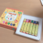 ．さんかくのはちみつクレヨン🍯🖍．保育園を自粛中、毎日のようにお絵描きやドリルをやっていたはやと🖍クレヨンの持ち方がなかなか安定しなかったけどこのクレヨンは三角の形なので持ちや&hellip;のInstagram画像