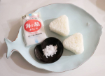&ldquo;海の精あらしお&rdquo;あらしおはちょっとしっとりしたお塩塩おむすびにしていただきました😊ふりかけラブな息子だけど、塩がおいしかったのかごはん粒だらけにして完食🍙#海&hellip;のInstagram画像