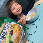 ベランダにビニールシートひいて、鍋焼きうどん。キンレイの鍋焼きうどんは出汁、具、うどんぜんぶ入っててそのまま火にかけるだけ。忙しいときも便利だしキャンプとかお外で食べるのにも○#キンレ&hellip;のInstagram画像
