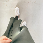 ・#今日の足元ちょいとそこのスーパーまで。お気に入りのグリーンのワンピース。と、下にはこっそりレギンス。消費カロリー15.4%UPと聞いたらそりゃ履くでしょ。スリムウォーク燃焼フ&hellip;のInstagram画像